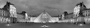 Emmener votre escort Paris faire une balade aux alentours. La pyramide en verre et le Carrousel valent le coup d'œil.